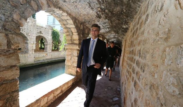 HDZ predvodjen Andrejom Plenkovicem predizbornu kampanju u povodu nadolazecih izvanrednih izbora zapoceo u Starom Gradu gdje se nakon svecane sjednice Gradskog vijeca prosetao gradom i razgovarao s gradjanima. Photo: Ivo Cagalj/PIXSELL