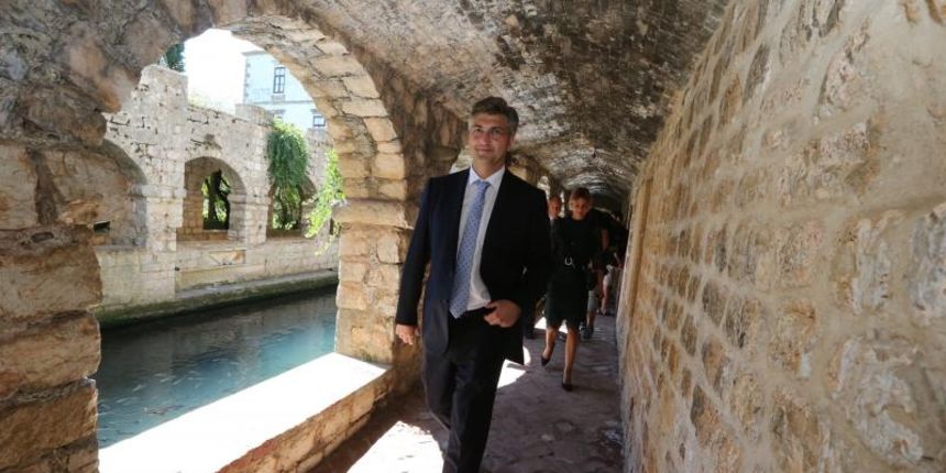 HDZ predvodjen Andrejom Plenkovicem predizbornu kampanju u povodu nadolazecih izvanrednih izbora zapoceo u Starom Gradu gdje se nakon svecane sjednice Gradskog vijeca prosetao gradom i razgovarao s gradjanima. Photo: Ivo Cagalj/PIXSELL HDZ predvodjen Andrejom Plenkovicem predizbornu kampanju u povodu nadolazecih izvanrednih izbora zapoceo u Starom Gradu gdje se nakon svecane sjednice Gradskog vijeca prosetao gradom i razgovarao s gradjanima. Photo: Ivo Cagalj/PIXSELL