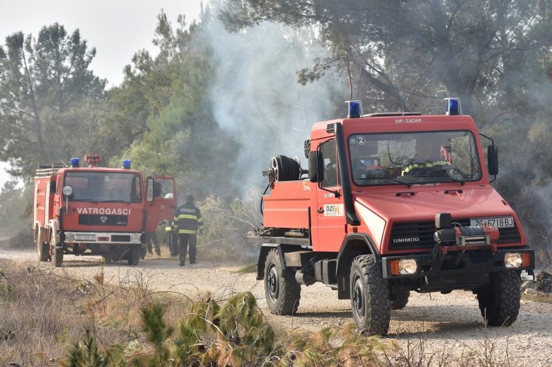 Veliki požar kod Ražanca uz vatrogasce gasili kanader i air tractor