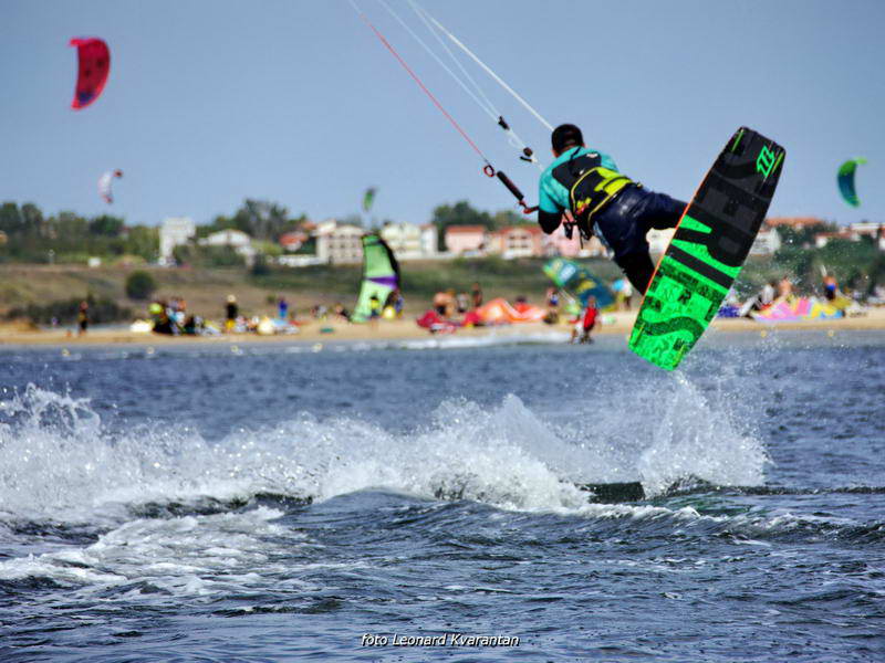 Kite surferi guštaju u Ninu