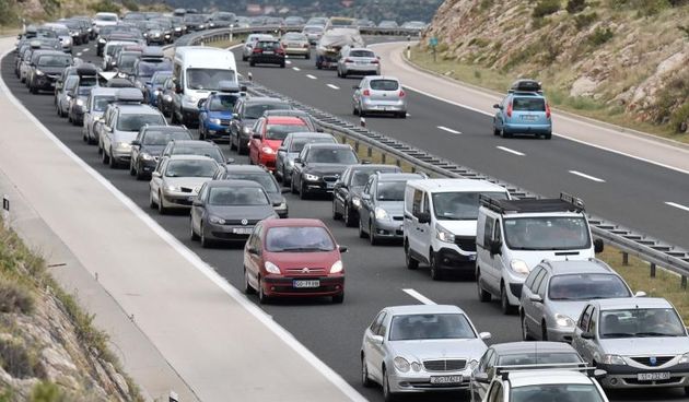 Zbog orkanske bure promet autocestom A1 odvija se otežano. Photo: Dino Stanin/PIXSELL