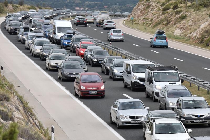 Zbog orkanske bure promet autocestom A1 odvija se otežano. Photo: Dino Stanin/PIXSELL