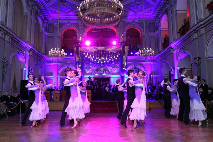 Varazdin, 030212.
U varazdinskom HNK odrzava se 19. Sjajni bal grada Varazdina, koji ugoscuje mnoge poznate uzvanike, od uglednih diplomata, glumaca, gospodarstvenika i politicara.
Pregrst baroknih specijaliteta za ovogodisnji bal spremili su zlatni kuhar Varazdin, 030212.
U varazdinskom HNK odrzava se 19. Sjajni bal grada Varazdina, koji ugoscuje mnoge poznate uzvanike, od uglednih diplomata, glumaca, gospodarstvenika i politicara.
Pregrst baroknih specijaliteta za ovogodisnji bal spremili su zlatni kuhar