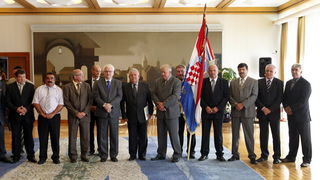 Zagreb, 290811.
Ured Predsjednika.
Predsjednik Republike Ivo Josipovic primio je i urucio odlikovanja “Red Kneza Domagoja s ogrlicom” Samostalnom bataljunu Skabrnja.
Foto: Davor Pongracic / CROPIX Zagreb, 290811.
Ured Predsjednika.
Predsjednik Republike Ivo Josipovic primio je i urucio odlikovanja “Red Kneza Domagoja s ogrlicom” Samostalnom bataljunu Skabrnja.
Foto: Davor Pongracic / CROPIX