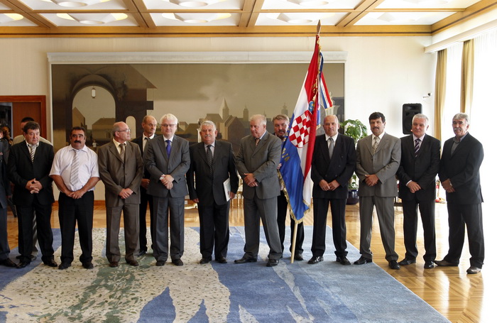 Zagreb, 290811.
Ured Predsjednika.
Predsjednik Republike Ivo Josipovic primio je i urucio odlikovanja “Red Kneza Domagoja s ogrlicom” Samostalnom bataljunu Skabrnja.
Foto: Davor Pongracic / CROPIX Zagreb, 290811.
Ured Predsjednika.
Predsjednik Republike Ivo Josipovic primio je i urucio odlikovanja “Red Kneza Domagoja s ogrlicom” Samostalnom bataljunu Skabrnja.
Foto: Davor Pongracic / CROPIX