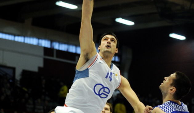 Zagreb, 180210.
Dvorana Trnsko, kosarka, polufinale kosarkaskog Kupa Kresimir Cosic, susret ekipa KK Zadar i KK Cibona.
Na slici:Dalibor Bagaric, Tomislav Ruzic 13.
Foto: Damir Krajac / CROPIX