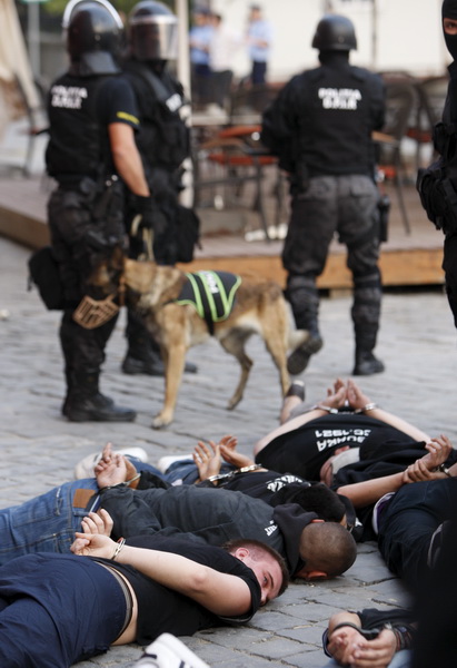 Temisvar, Rumunjska, 011009.
Na jednom od gradskih trgova doslo je do sukoba izmedju navijaca Dinama i rumunjskih navijaca pred utakmicu Temisvar – Dinamo. Policija je nerede vrlo brzo ugusila.
Foto: CROPIX Temisvar, Rumunjska, 011009.
Na jednom od gradskih trgova doslo je do sukoba izmedju navijaca Dinama i rumunjskih navijaca pred utakmicu Temisvar – Dinamo. Policija je nerede vrlo brzo ugusila.
Foto: CROPIX