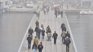 Zadar već treći dan okovan gustom maglom. Foto: Dino Stanin/Pixsell