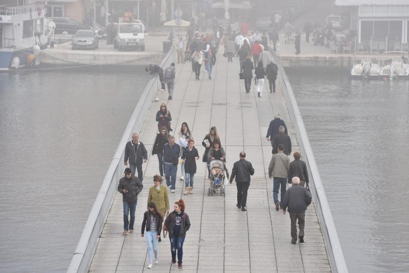 Zadar već treći dan okovan gustom maglom. Foto: Dino Stanin/Pixsell