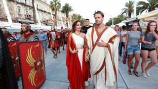 Severina i Robert Kurbaša u kostimima carice Priske i Dioklecijana prošetali Peristilom. Photo: Miranda Cikotić/PIXSELL