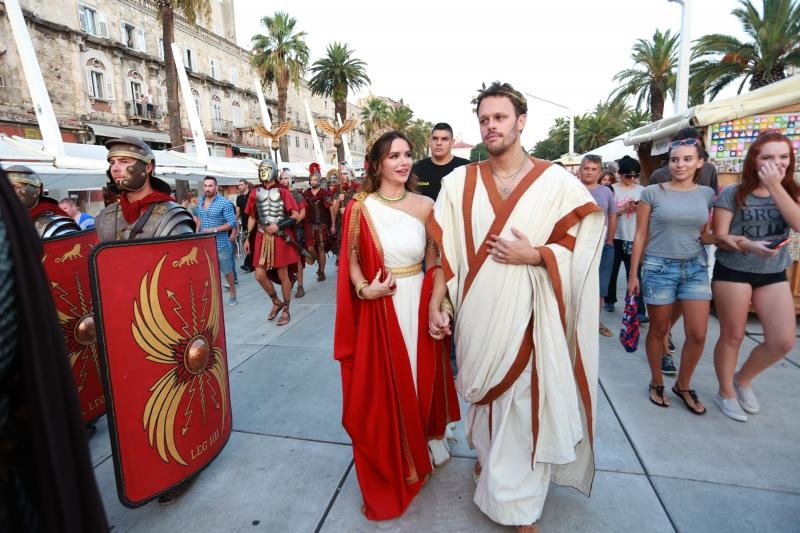 Severina i Robert Kurbaša u kostimima carice Priske i Dioklecijana prošetali Peristilom. Photo: Miranda Cikotić/PIXSELL