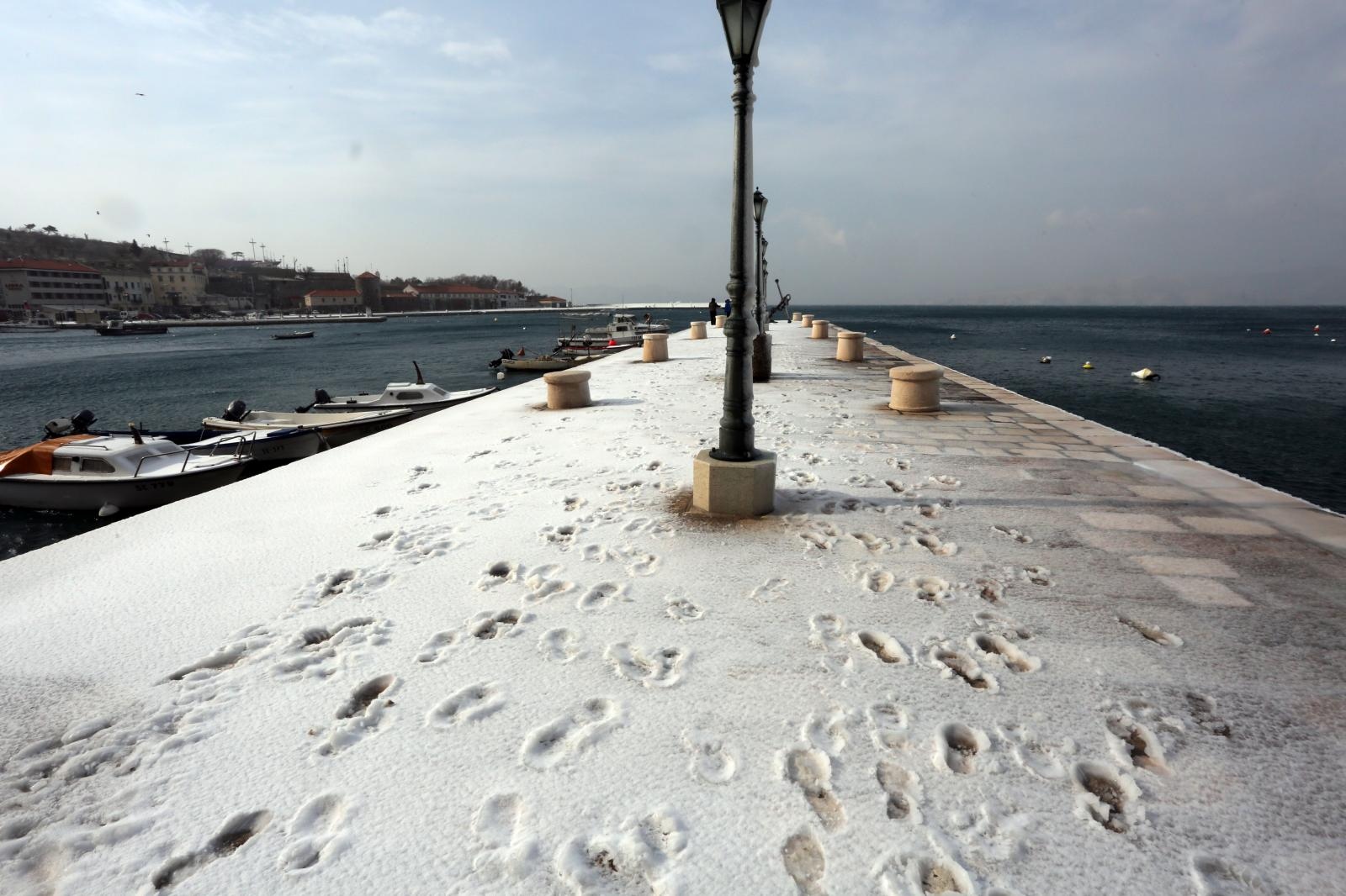 Zaleđeno more i čudesne ledene skulpture na senjskoj rivi