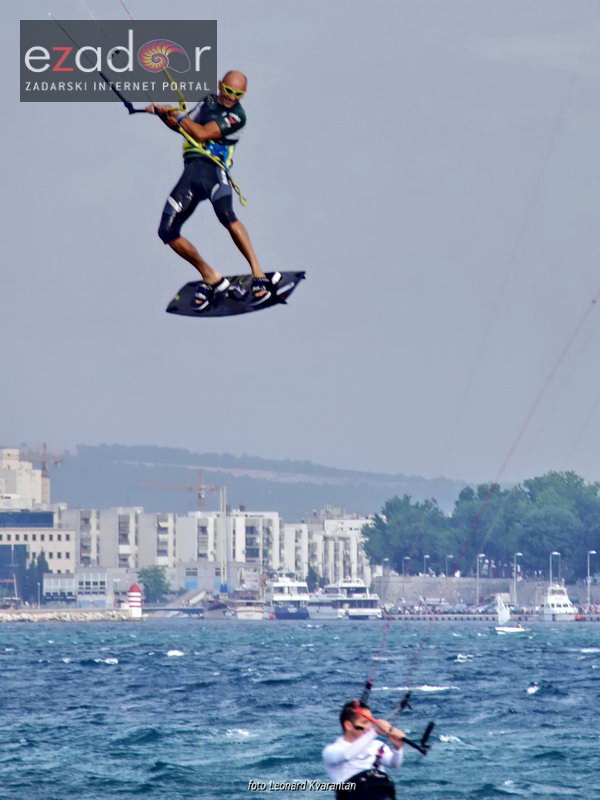 Guštanje surfera u jakom jugu Guštanje surfera u jakom jugu