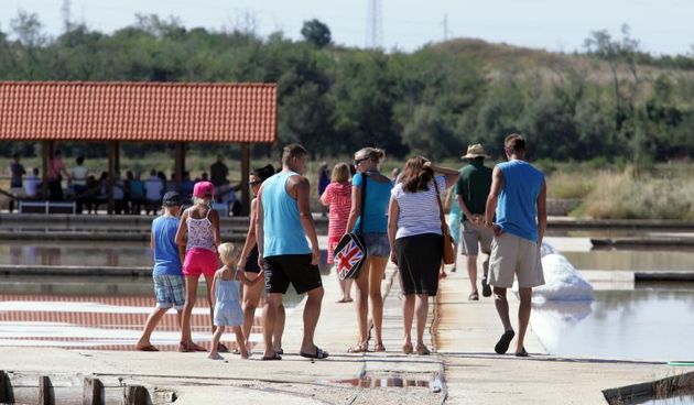 29.08.2013., Nin – U solani je zapoceo 2. Festival soli u sklopu kojeg ce se odrzati tematske radionice, ali i natjecanje u tradicionalnoj berbi soli. Photo: Zeljko Mrsic/PIXSELL