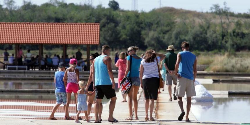 29.08.2013., Nin – U solani je zapoceo 2. Festival soli u sklopu kojeg ce se odrzati tematske radionice, ali i natjecanje u tradicionalnoj berbi soli. Photo: Zeljko Mrsic/PIXSELL