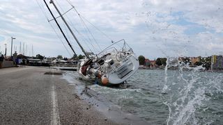 Nasukana jedrilica na Trpimirovoj obali Nasukana jedrilica na Trpimirovoj obali