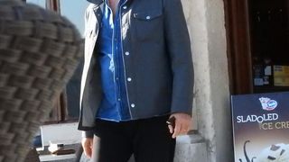 Pierce Brosnan prije isplovljavanja popio kavu i fotografirao se s obožavateljicom Pierce Brosnan prije isplovljavanja popio kavu i fotografirao se s obožavateljicom