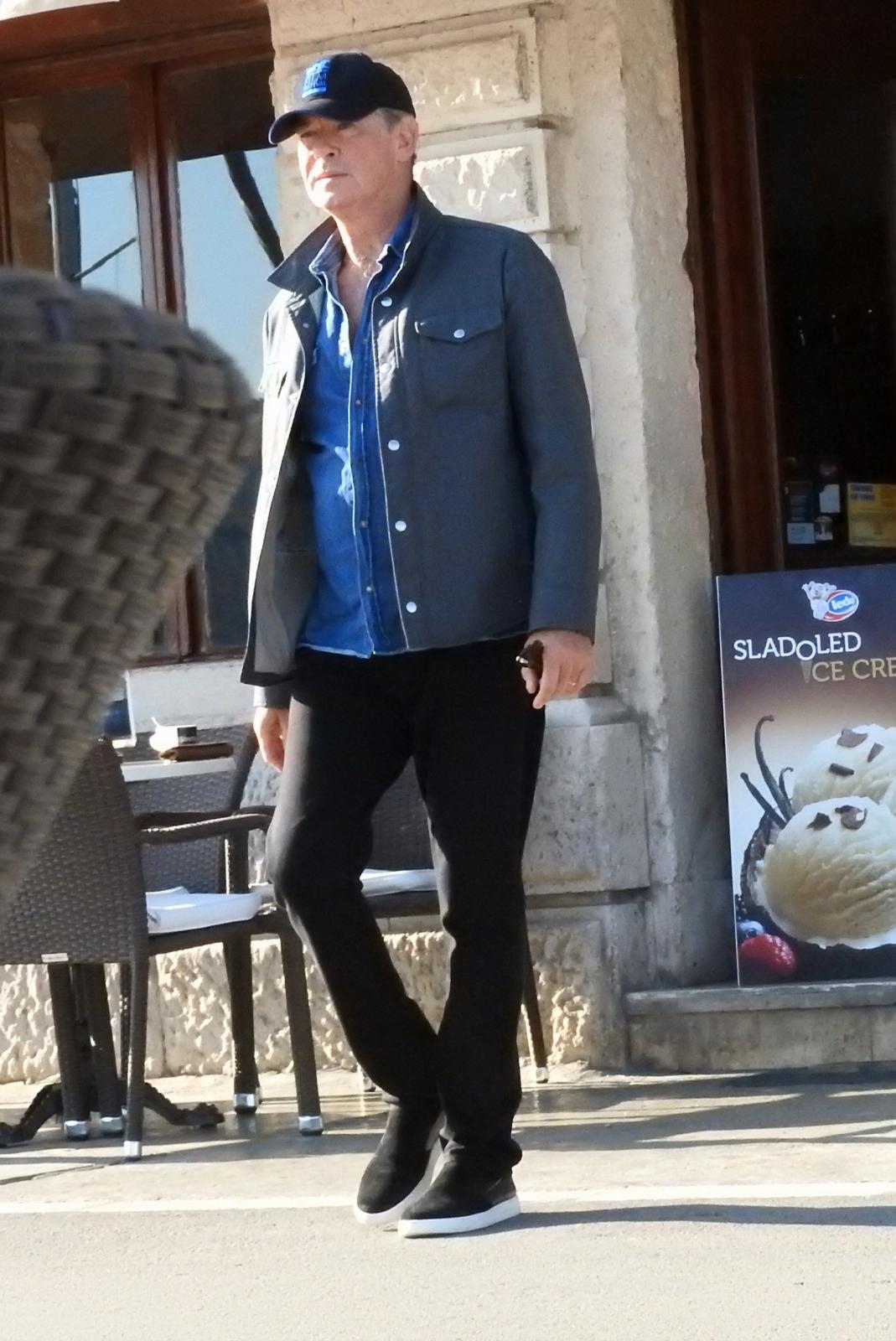 Pierce Brosnan prije isplovljavanja popio kavu i fotografirao se s obožavateljicom Pierce Brosnan prije isplovljavanja popio kavu i fotografirao se s obožavateljicom