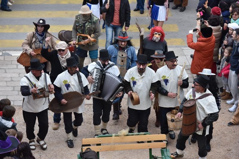 Karnevalska povorka okupila se na parkiralistu kod ‘Ljepotice’ a potom je krenula prema sredisnjem gradskom Trgu. Photo: Dino Stanin/PIXSELL