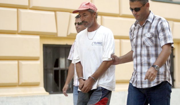 Zadar, 020909. Privodjenje istraznom sucu Zupanijskog suda u Zadru,  piromana Tomislava Santica (41) radi podmetanja pozara na sirem podrucju grada Benkovca. Foto: Jure Miskovic / CROPIX