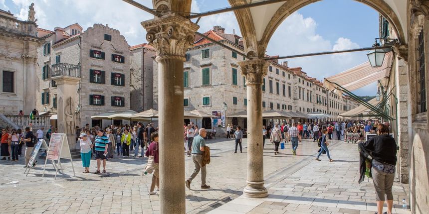 Dubrovnik: U staroj gradskoj jezgri još uvijek brojne grupe turista u razgledavanju grada Dubrovnik: U staroj gradskoj jezgri još uvijek brojne grupe turista u razgledavanju grada