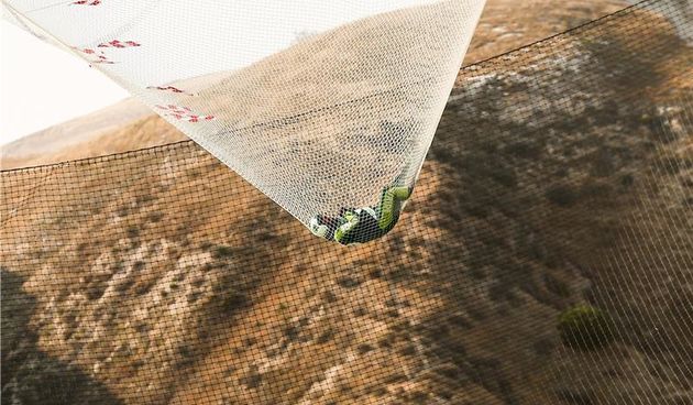 Luke Aikins, 42, koji iza sebe ima 18.000 skokova, skok je izveo u dolini Simi, a skočio je u mrežu veličine 30 puta 30 metara. Njegov slobodni pad trajao je oko dvije minute, foto-HINA