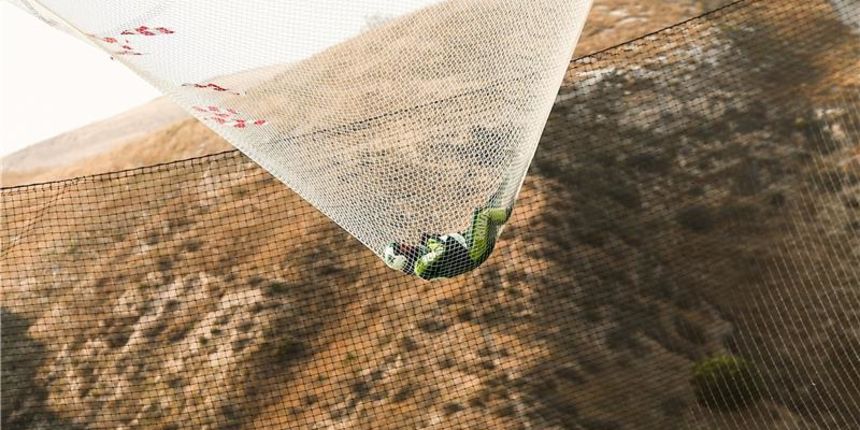 Luke Aikins, 42, koji iza sebe ima 18.000 skokova, skok je izveo u dolini Simi, a skočio je u mrežu veličine 30 puta 30 metara. Njegov slobodni pad trajao je oko dvije minute, foto-HINA Luke Aikins, 42, koji iza sebe ima 18.000 skokova, skok je izveo u dolini Simi, a skočio je u mrežu veličine 30 puta 30 metara. Njegov slobodni pad trajao je oko dvije minute, foto-HINA