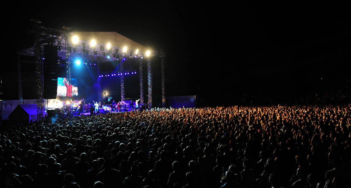 Zadar, 29.07.2013. snimio: Nenad Marčev 
Koncert Carlos Santana 
Prostor pored dvorane u Jazinama