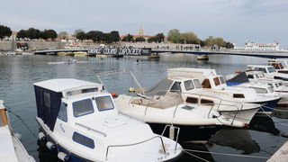 Zadar, 150411.
Jutros je u Zadru na mostu osvanuo veliki transparent podrske generalima, autori transparenta kako pise na njemu je navijacka skupina Tornado.
Foto: Andrija Lucic / Cropix
