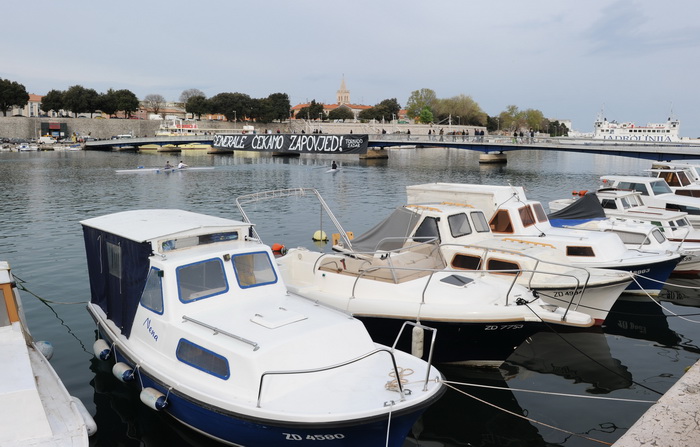 Zadar, 150411.
Jutros je u Zadru na mostu osvanuo veliki transparent podrske generalima, autori transparenta kako pise na njemu je navijacka skupina Tornado.
Foto: Andrija Lucic / Cropix