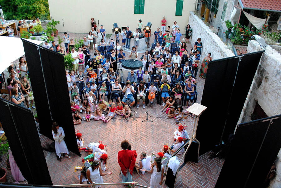 Polaznici dramsko lutkarske radionice Donatolina iz Kazališta lutaka Zadar gostovali su na ovogodišnjem Međunarodnom dječjem festivalu u Šibeniku sa predstavom “Šuma Striborova”, foto: Dino Bara Polaznici dramsko lutkarske radionice Donatolina iz Kazališta lutaka Zadar gostovali su na ovogodišnjem Međunarodnom dječjem festivalu u Šibeniku sa predstavom “Šuma Striborova”, foto: Dino Bara