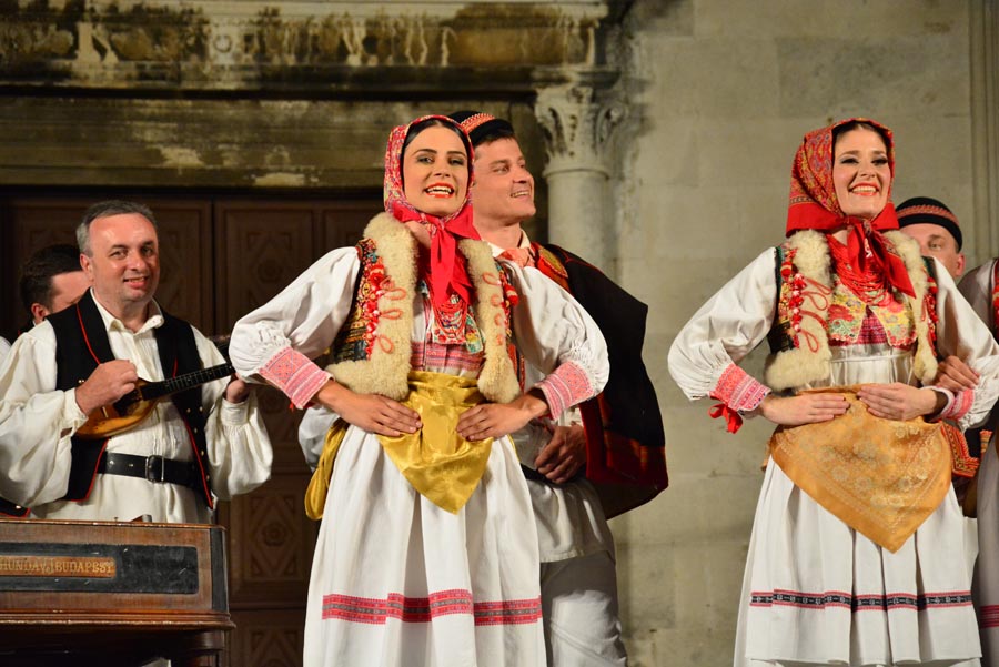 Nastup ansambla Lado ispred crkve sv. Marije ; foto Iva Perinčić Nastup ansambla Lado ispred crkve sv. Marije ; foto Iva Perinčić