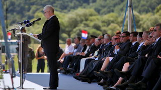 Knin, 050811.
Podizanjem zastave na Kninskoj tvrdjavi i postrojavanjem vojnih snaga na nogometnom igralistu obiljezena je 16. obljetnica VRO Oluja, Dan pobjede i domovinske zahvalnosti i Dan hrvatskih branitelja.
Na fotografiji: Predsjednik Ivo Josipovic Knin, 050811.
Podizanjem zastave na Kninskoj tvrdjavi i postrojavanjem vojnih snaga na nogometnom igralistu obiljezena je 16. obljetnica VRO Oluja, Dan pobjede i domovinske zahvalnosti i Dan hrvatskih branitelja.
Na fotografiji: Predsjednik Ivo Josipovic