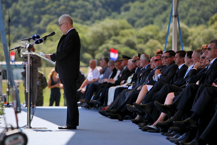 Knin, 050811.
Podizanjem zastave na Kninskoj tvrdjavi i postrojavanjem vojnih snaga na nogometnom igralistu obiljezena je 16. obljetnica VRO Oluja, Dan pobjede i domovinske zahvalnosti i Dan hrvatskih branitelja.
Na fotografiji: Predsjednik Ivo Josipovic Knin, 050811.
Podizanjem zastave na Kninskoj tvrdjavi i postrojavanjem vojnih snaga na nogometnom igralistu obiljezena je 16. obljetnica VRO Oluja, Dan pobjede i domovinske zahvalnosti i Dan hrvatskih branitelja.
Na fotografiji: Predsjednik Ivo Josipovic