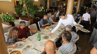 Zadar – Poznati zadarski ugostitelj Erik Pavin na rucak je pozvao djelatnike Cistoce koji su mogli gustati u vrhunskom ribljem meniju. Photo: Filip Brala/PIXSEL Zadar – Poznati zadarski ugostitelj Erik Pavin na rucak je pozvao djelatnike Cistoce koji su mogli gustati u vrhunskom ribljem meniju. Photo: Filip Brala/PIXSEL