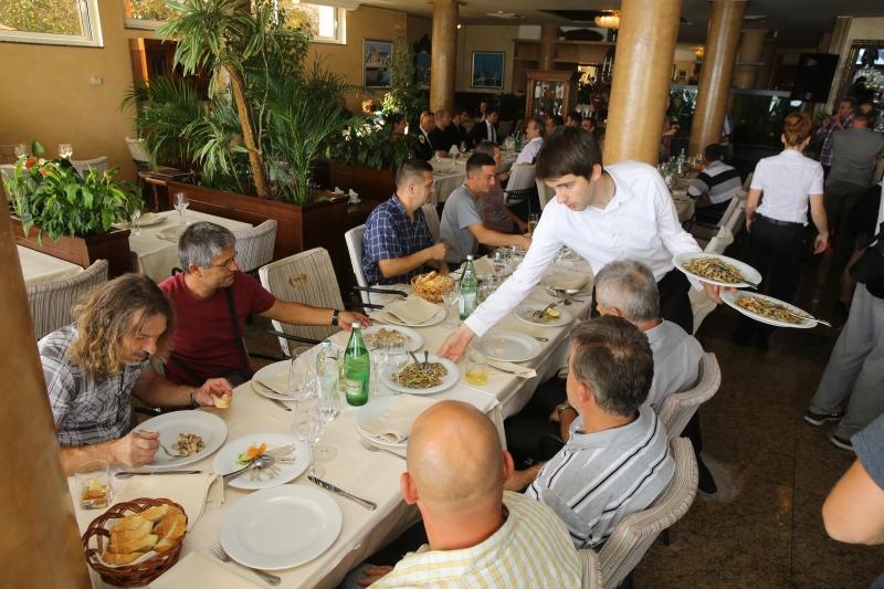Zadar – Poznati zadarski ugostitelj Erik Pavin na rucak je pozvao djelatnike Cistoce koji su mogli gustati u vrhunskom ribljem meniju. Photo: Filip Brala/PIXSEL Zadar – Poznati zadarski ugostitelj Erik Pavin na rucak je pozvao djelatnike Cistoce koji su mogli gustati u vrhunskom ribljem meniju. Photo: Filip Brala/PIXSEL