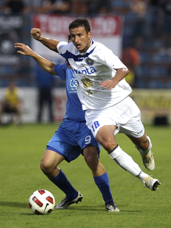 Varazdin, 070811.
Stadion Andjelko Herjavec.
Nogometna utakmica 3.kolo prve Hrvatske nogometne lige Varazdin – Zadar.
Na slici: Mario Bilen 18, Mario Sacer 9.
Foto: Nenad Dugi / Cropix Varazdin, 070811.
Stadion Andjelko Herjavec.
Nogometna utakmica 3.kolo prve Hrvatske nogometne lige Varazdin – Zadar.
Na slici: Mario Bilen 18, Mario Sacer 9.
Foto: Nenad Dugi / Cropix