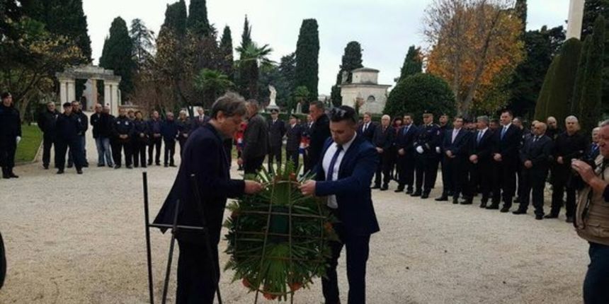 Pravaši polažu vijenac u povodu Dana grada Zadra