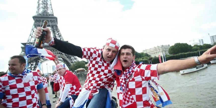 Euro 2016: Hrvatski navijači napravili fenomenalnu atmosferu u Parizu. Photo: Sanjin Strukić/PIXSELL Euro 2016: Hrvatski navijači napravili fenomenalnu atmosferu u Parizu. Photo: Sanjin Strukić/PIXSELL