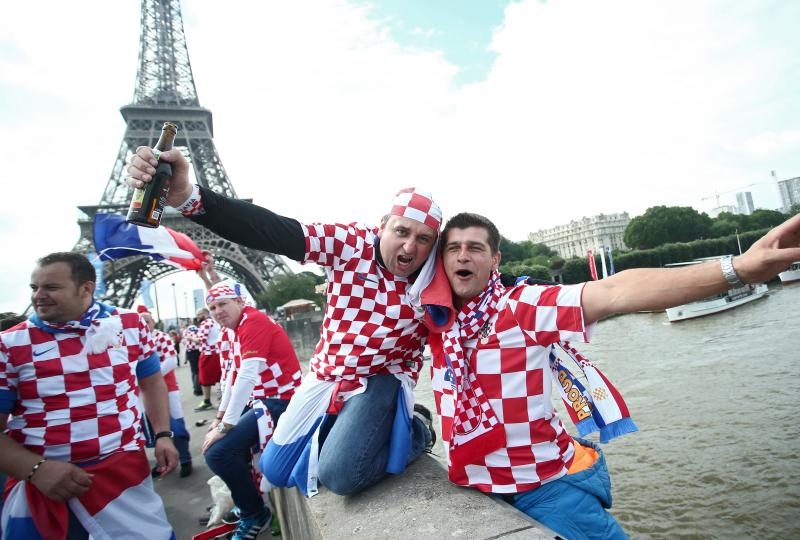 Euro 2016: Hrvatski navijači napravili fenomenalnu atmosferu u Parizu. Photo: Sanjin Strukić/PIXSELL Euro 2016: Hrvatski navijači napravili fenomenalnu atmosferu u Parizu. Photo: Sanjin Strukić/PIXSELL