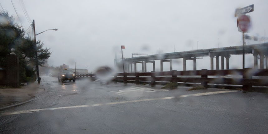 New York, 291012.
Uragan Sandy, najjaca oluja u posljednjih 50 godina se blizi New Yorku. Ljudi su evakuirani i grad je pust , a
oluja se sprema na najjaci udarac.
Foto: Miroslav Celic / Cropix New York, 291012.
Uragan Sandy, najjaca oluja u posljednjih 50 godina se blizi New Yorku. Ljudi su evakuirani i grad je pust , a
oluja se sprema na najjaci udarac.
Foto: Miroslav Celic / Cropix