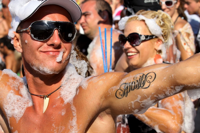 Zrce, Novalja 290710.
Aquarius pjena party srpanj 2010. – Jedan od zastitnih znakova Aquariusa na Zrcu je pjena party. Svakog dana na after beach partyjima on starta u 17.00 te se ponovi jos nekoliko puta. Ove godine Aquarius ima i dodatni top koji baca p Zrce, Novalja 290710.
Aquarius pjena party srpanj 2010. – Jedan od zastitnih znakova Aquariusa na Zrcu je pjena party. Svakog dana na after beach partyjima on starta u 17.00 te se ponovi jos nekoliko puta. Ove godine Aquarius ima i dodatni top koji baca p