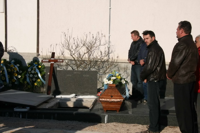 Tisnjanska Dubrava (Murter): Posljednji ispracaj Dragana Vlasica Vlaje, 16.2.2009. Tisnjanska Dubrava (Murter): Posljednji ispracaj Dragana Vlasica Vlaje, 16.2.2009.