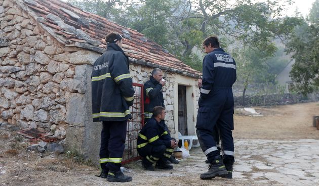 Vatrogasci nakon naporne noći odmaraju i pripremaju se za još jedan dan borbe s vatrom