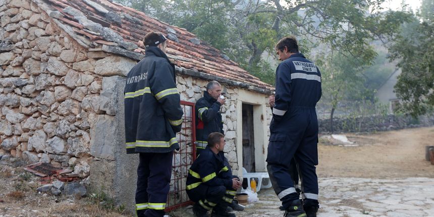Vatrogasci nakon naporne noći odmaraju i pripremaju se za još jedan dan borbe s vatrom Vatrogasci nakon naporne noći odmaraju i pripremaju se za još jedan dan borbe s vatrom
