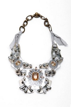 Ogrlica sa stavom (Moda.hr)