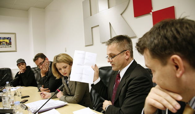 Zagreb, 100210.
Programsko Vijece Hrt-a. 
Clanovi programskog vijeca Hrt-a birali su novog ravnatelja Hrt-a, ali kako niti jedan kandidat nije dobio potreban broj glasova, natjecaj za izbor ravnatelja se ponavlja.
N a slici: Zvonko Milas i Zrinoslava Deli