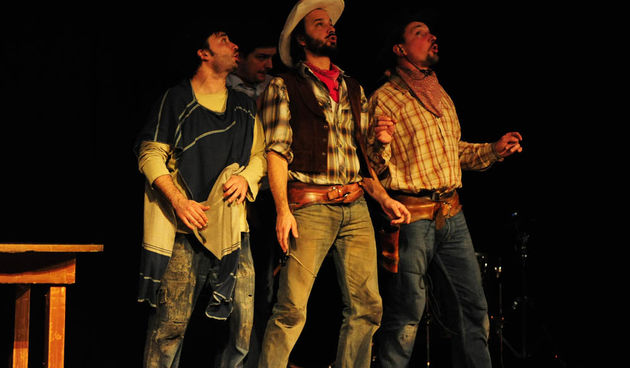 Zadar, 21.01.2013. snimio: Nenad Marčev 
TEATAR EXIT, Zagreb
Saša Anočić
KAUBOJI
redatelj: Saša Anočić
igraju: Živko Anočić, Matija Antolić, 
Hrvoje Barišić, Krunoslav Klabučar, 
Rakan Rushaidat, Radovan Ruždjak i Ivana Rushaidat 
izvan pre