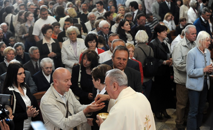 Zadar, 240411.
Uskrsnju misu u katedrali Sv. Stosije predvodio je zadarski nadbiskup Zelimir Puljic.
Foto : Andrija Lucic / cropix