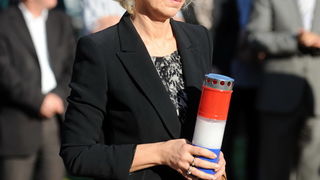 Zadar, 061012.
Povodom Dana obrane grada predstavnici lokalne vlasti, suborci, prijatelji i obitelj polozili su vijence kod spomenika poginulim braniteljima na gradskom groblju.
Na fotografiji: Ingrid Anticevic Marinovic, saborska zastupnica SDP-a.
Foto: